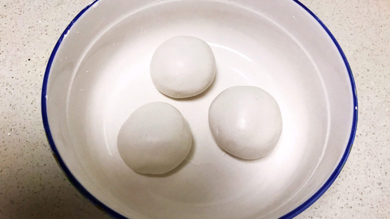 冬至美食 茄汁三味猫爪汤圆,把面团分成3份