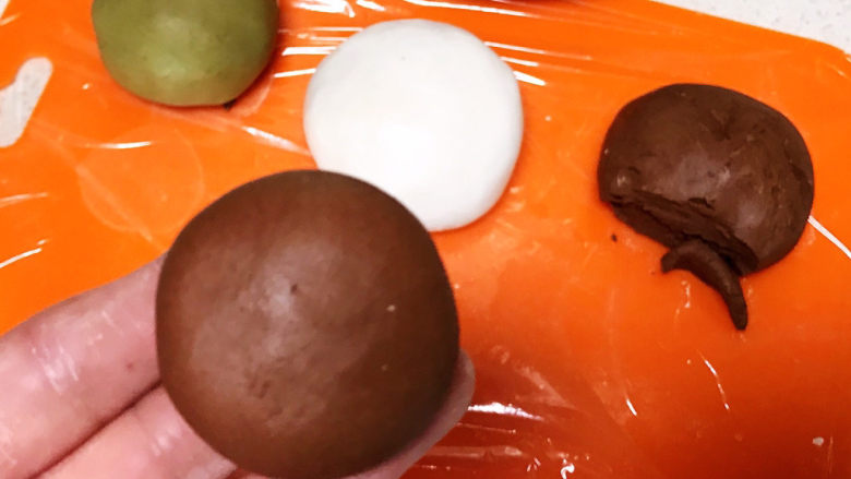 冬至美食 茄汁三味猫爪汤圆,再把包好的生坯压扁