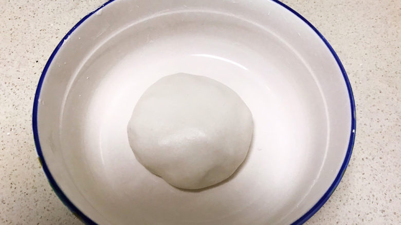 冬至美食 茄汁三味猫爪汤圆,加入温水和成柔软的面团