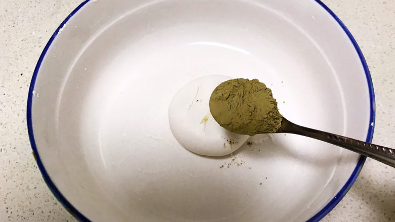 冬至美食 茄汁三味猫爪汤圆,取一个,加入抹茶粉