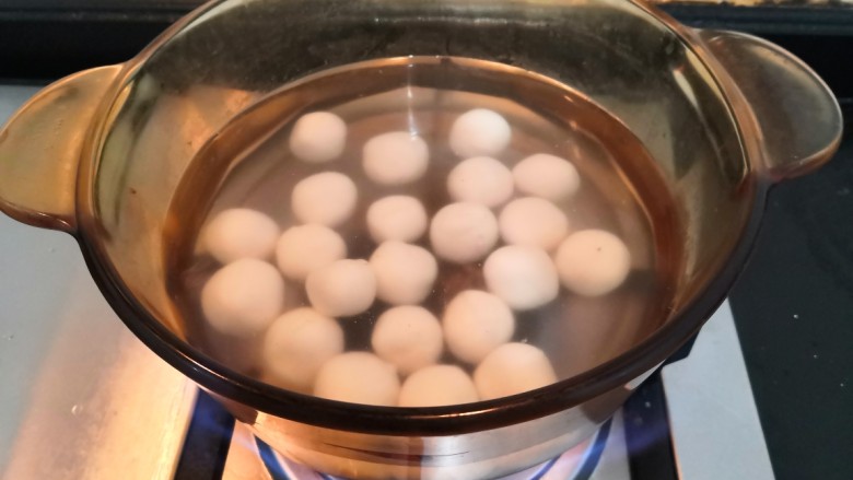 冬至美食 豆沙汤圆,水烧开后,倒入糯米丸子