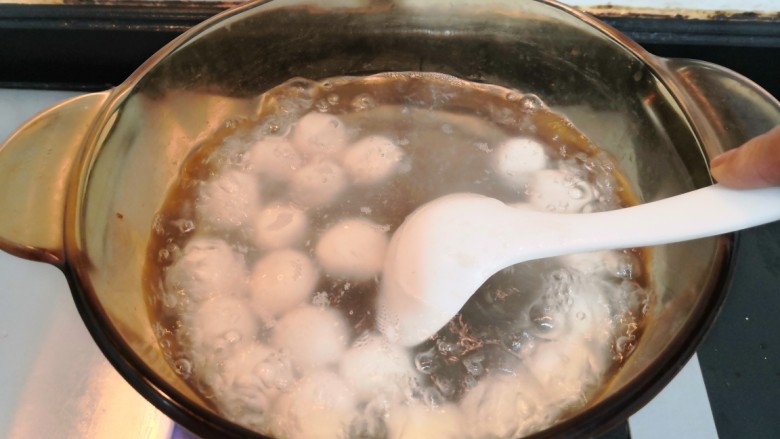 冬至美食 豆沙汤圆,再次煮开,用勺子推拌均匀,以免粘底