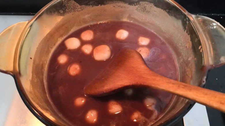 冬至美食 豆沙汤圆,用铲子,推拌均匀,继续大火烧煮