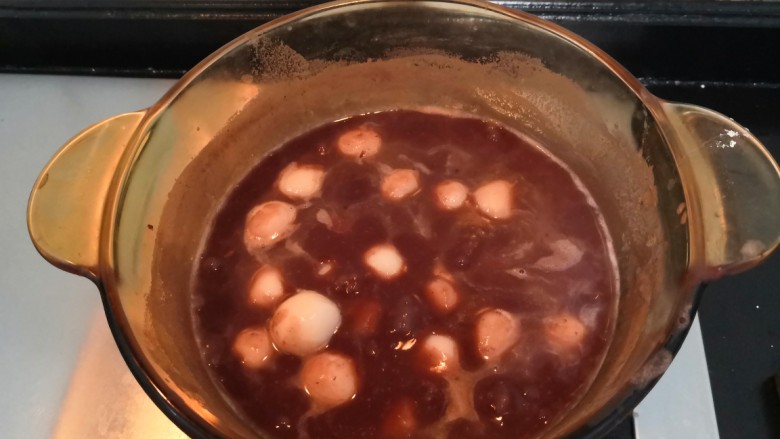 冬至美食 豆沙汤圆,煮开后,就把熟丸子,倒入锅中