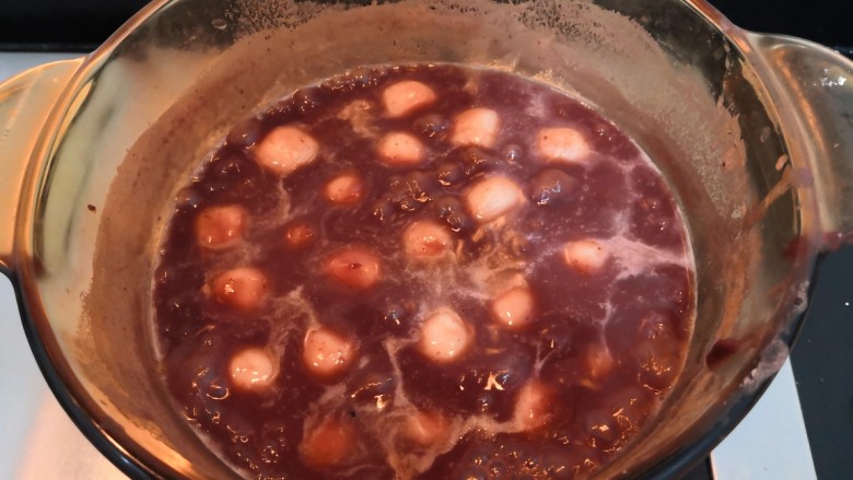 冬至美食 豆沙汤圆,煮开后,关火盛出