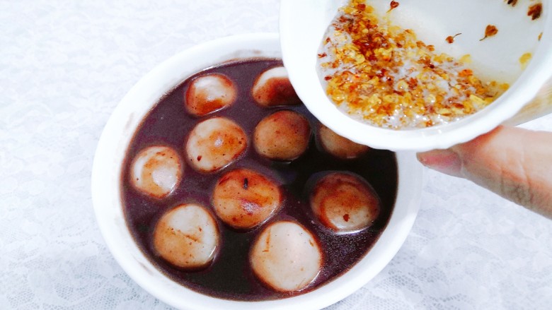 冬至美食 豆沙汤圆,盛出后,淋上桂花蜜
