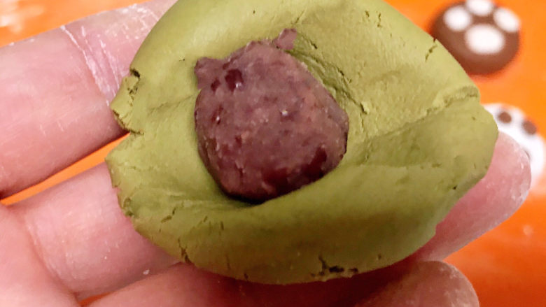 冬至美食 茄汁三味猫爪汤圆,用手压扁加入一颗豆沙