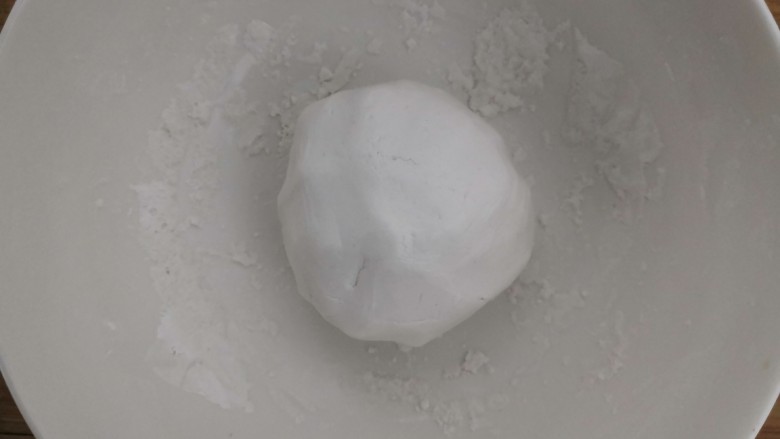 冬至美食 豆沙汤圆,把絮状的粉,揉成光滑的团