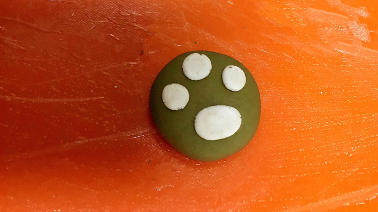 冬至美食 茄汁三味猫爪汤圆,把三个小面皮放在上面,椭圆的放在下面,一个抹茶豆沙汤圆生坯就包好了~