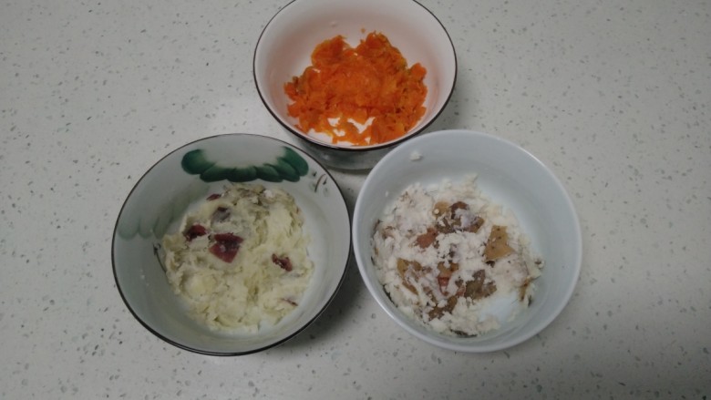 冬至美食+三种口味的面鱼汤,红薯、山药、胡萝卜蒸熟分别放入碗中,捣成泥