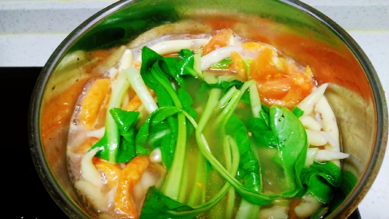 冬至美食+三种口味的面鱼汤,大火煮开放入面鱼,面鱼全部煮至断生,放入上海青