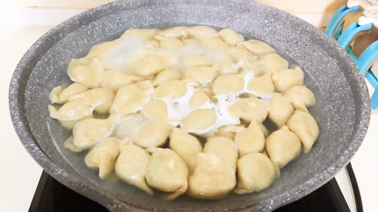 冬至美食 黄蘑猪肉馅水饺,大火烧开即可,饺子熟了