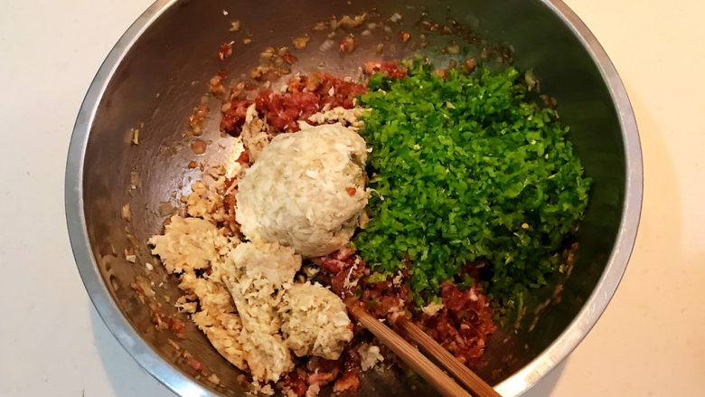 冬至美食  黄蘑猪肉馅水饺,加入青椒