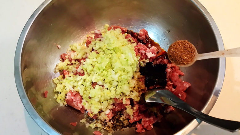 冬至美食 黄蘑猪肉馅水饺,加入<a style='color:red;display:inline-block;' href='/shicai/ 12043'>花椒粉</a>