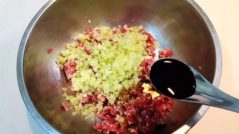 冬至美食 黄蘑猪肉馅水饺,加入<a style='color:red;display:inline-block;' href='/shicai/ 788'>生抽</a>
