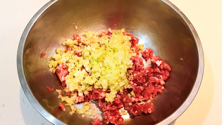 冬至美食 黄蘑猪肉馅水饺,加入葱姜末