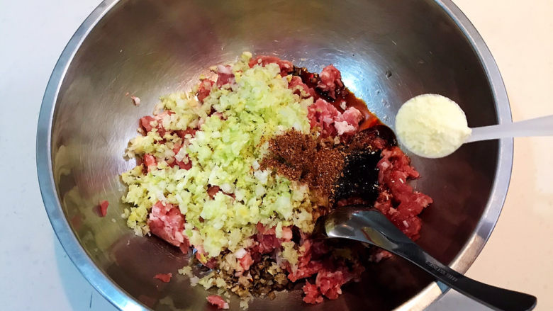 冬至美食 黄蘑猪肉馅水饺,加入<a style='color:red;display:inline-block;' href='/shicai/ 756'>鸡精</a>