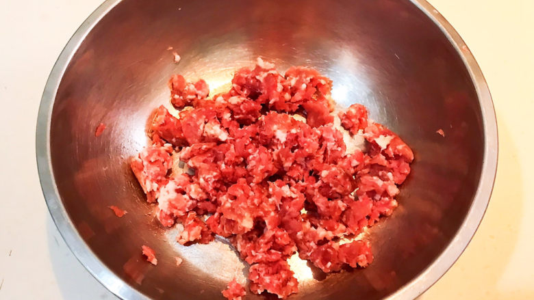 冬至美食 黄蘑猪肉馅水饺,把猪肉馅放入一个大一点的盆里