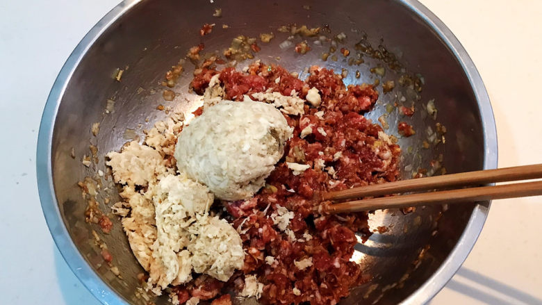 冬至美食 黄蘑猪肉馅水饺,加入黄蘑