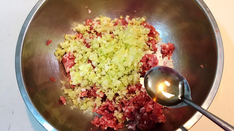 冬至美食 黄蘑猪肉馅水饺,加入<a style='color:red;display:inline-block;' href='/shicai/ 718'>料酒</a>