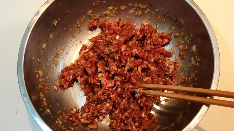 冬至美食 黄蘑猪肉馅水饺,顺着一个方向调匀