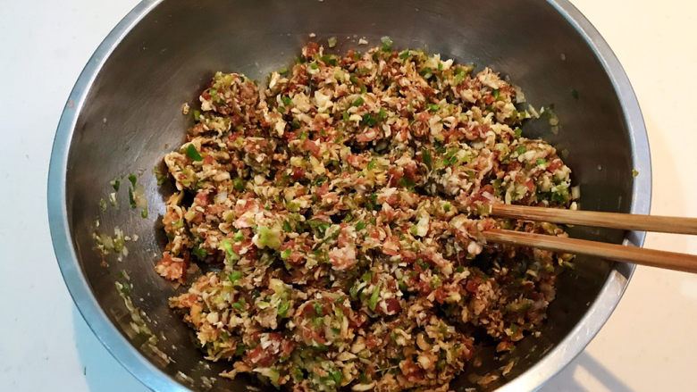 冬至美食 黄蘑猪肉馅水饺,顺着一个方向调匀