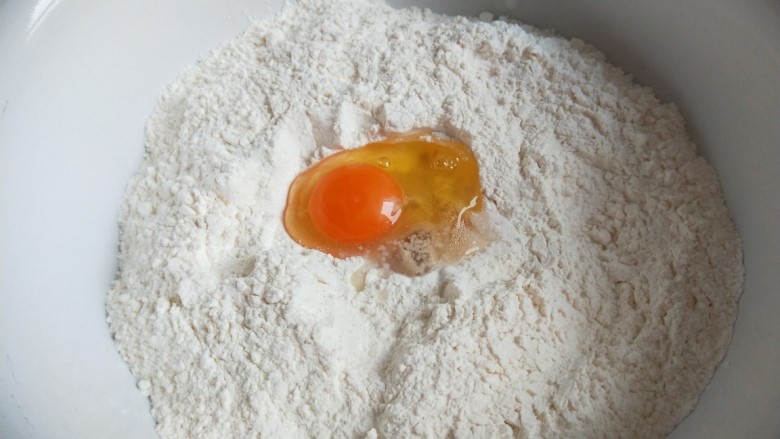 冬至美食+小酸枣花馍,<a style='color:red;display:inline-block;' href='/shicai/ 519'>面粉</a>加<a style='color:red;display:inline-block;' href='/shicai/ 9'>鸡蛋</a>，<a style='color:red;display:inline-block;' href='/shicai/ 731'>酵母</a>，<a style='color:red;display:inline-block;' href='/shicai/ 3729'>白糖</a>。