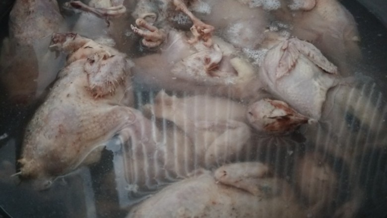冬至美食+油炸鹌鹑,<a style='color:red;display:inline-block;' href='/shicai/ 1'>鹌鹑</a>冷水泡洗干净。