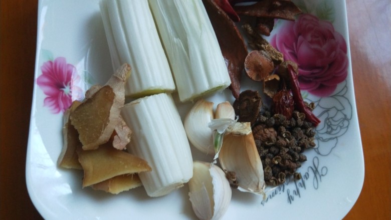 冬至美食+油炸鹌鹑,全部装盘备用。