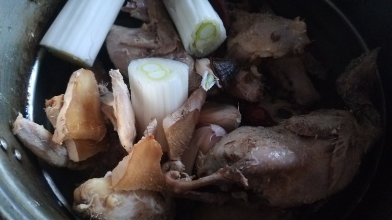 冬至美食+油炸鹌鹑,加入适量料酒。