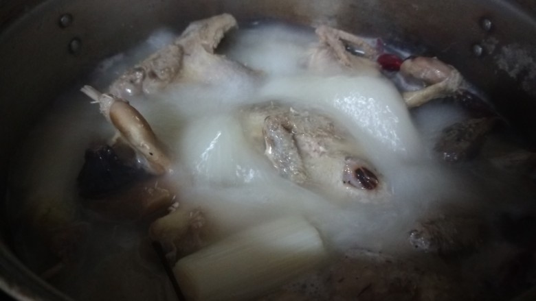 冬至美食+油炸鹌鹑,转小火慢炖两个小时。