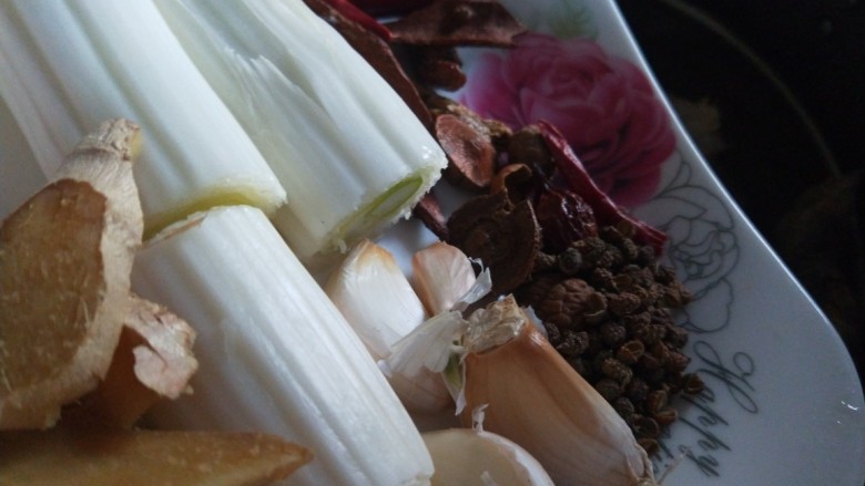 冬至美食+油炸鹌鹑,倒入调料。