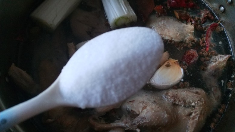 冬至美食+油炸鹌鹑,两大勺盐。