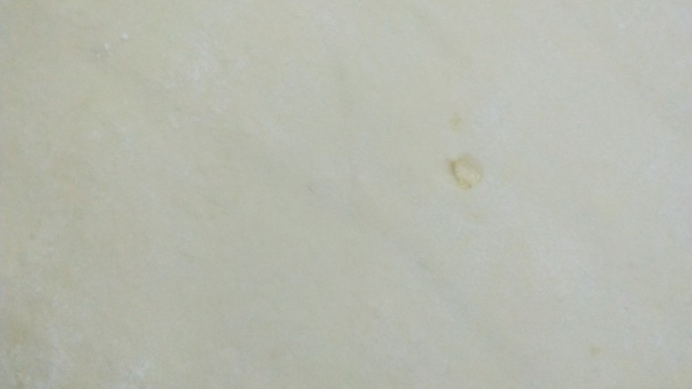 梅干菜烧饼,面团擀成片。