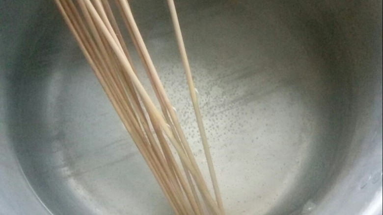 冬至美食 藤椒钵钵鸡,将竹签煮一下。