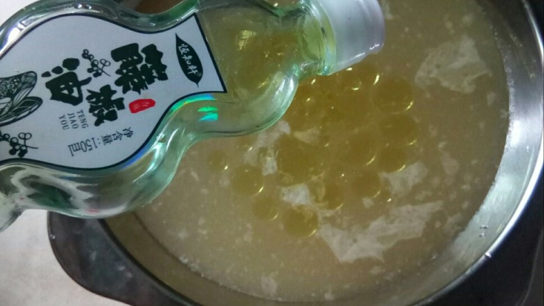 冬至美食 藤椒钵钵鸡,淋上<a style='color:red;display:inline-block;' href='/shicai/ 10367'>藤椒油</a>。