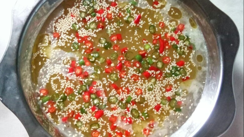 冬至美食 藤椒钵钵鸡,撒入小米辣。