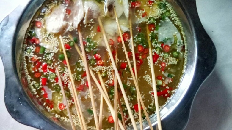 冬至美食 藤椒钵钵鸡,放入穿串的鸡片。