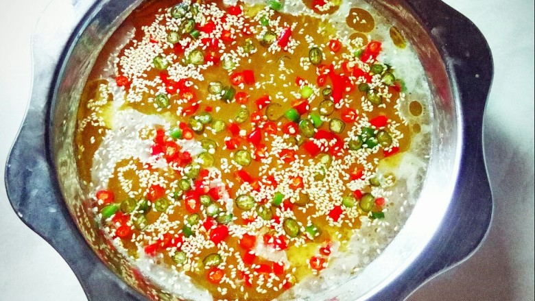 冬至美食 藤椒钵钵鸡,一盆调至鲜辣香麻的味汁。