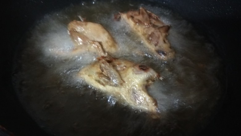 冬至美食+油炸鹌鹑,下油锅炸制金黄捞出来。