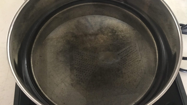 冬至美食 简单易做的家常红烧排骨,炒锅烧热后加入大豆色拉油
