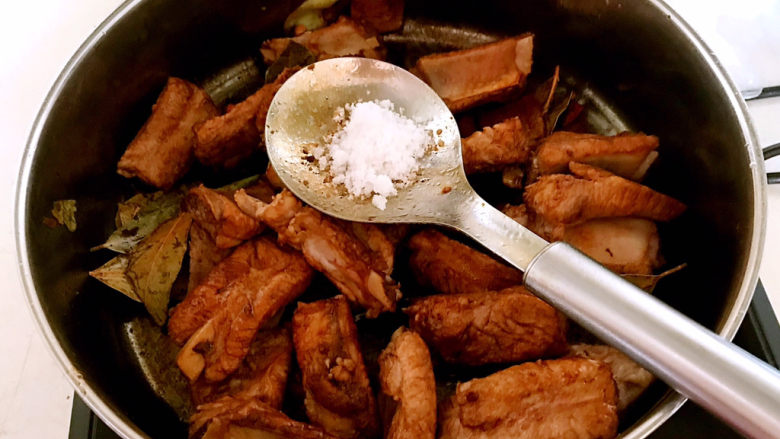 冬至美食 简单易做的家常红烧排骨,加入<a style='color:red;display:inline-block;' href='/shicai/ 3729'>白糖</a>,翻炒均匀