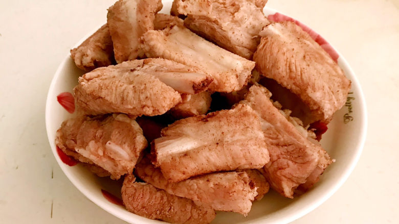 冬至美食 简单易做的家常红烧排骨,把焯好的排骨捞出来,用温水清洗干净