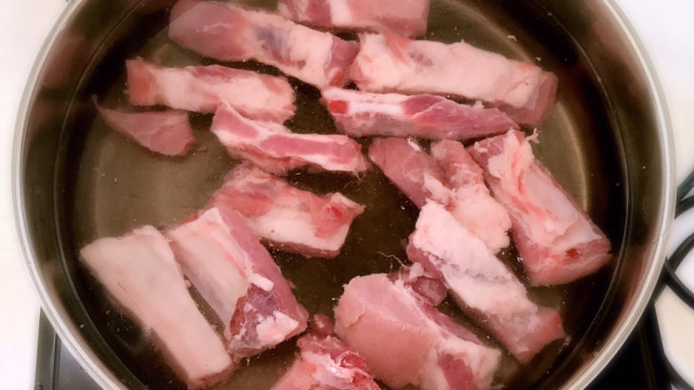 冬至美食 简单易做的家常红烧排骨,加入排骨,水烧开后焯水5分钟