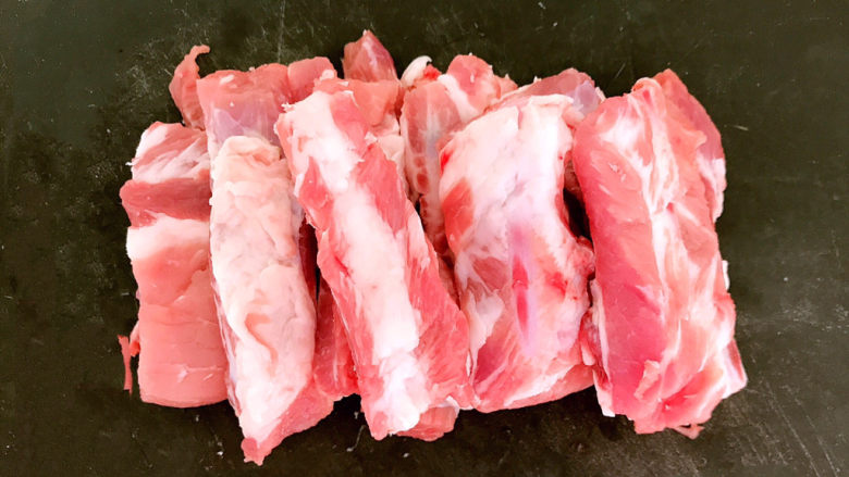 冬至美食 简单易做的家常红烧排骨,把排骨清洗干净
