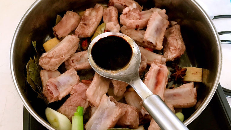 冬至美食 简单易做的家常红烧排骨,加入<a style='color:red;display:inline-block;' href='/shicai/ 762'>老抽</a>,翻炒2分钟