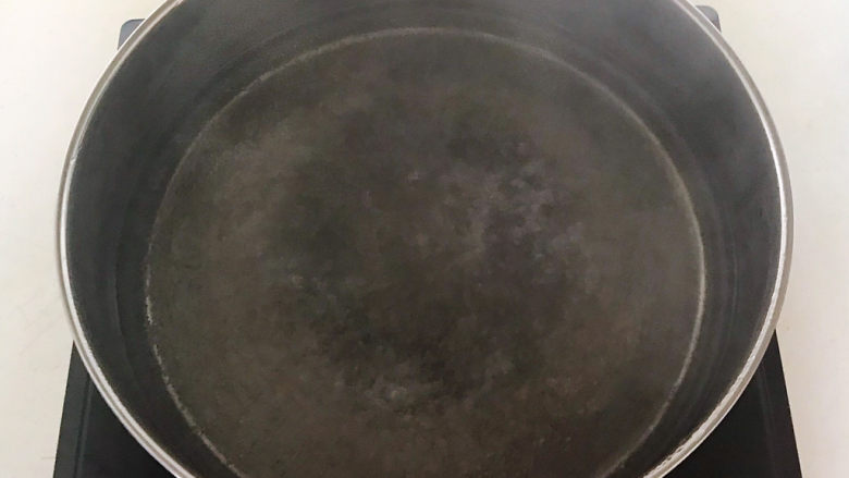 冬至美食 简单易做的家常红烧排骨,锅里加入冷水