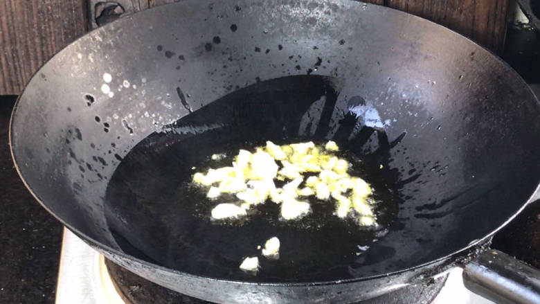 杏鲍菇炒苕叶,起锅热油,放入蒜末炒香