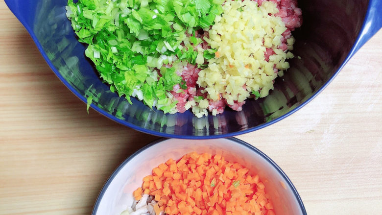 冬至美食 喜庆四喜蒸饺,蔬菜、葱姜切末,放入鲜肉大碗中。