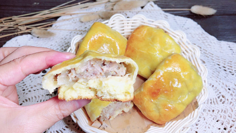 冬至美食 新疆烤包子,掰开看看里面的大馅儿,想舔屏了吧。